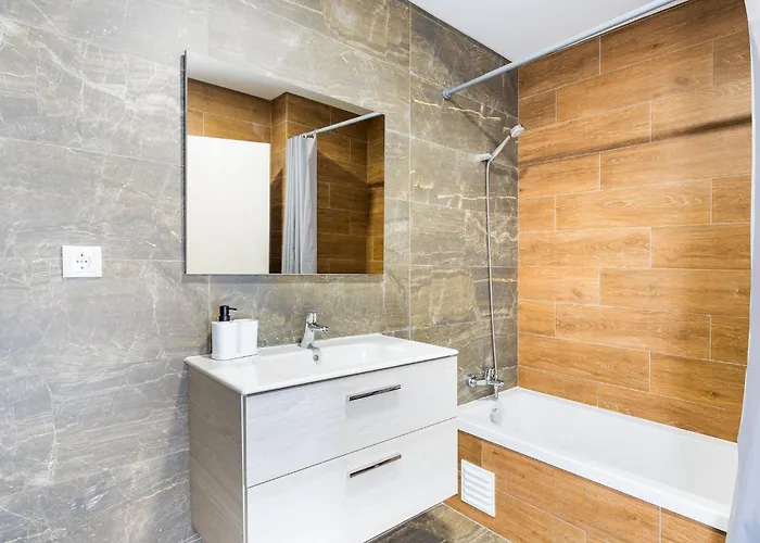 Your Algarve Base -bright 2br With Pool & Terrace Portimao