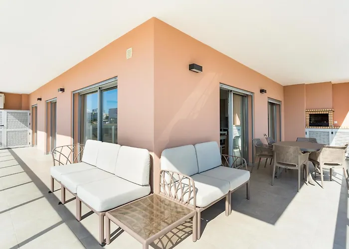 Your Algarve Base -bright 2br With Pool & Terrace Portimao