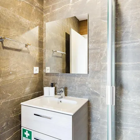 Your Algarve Base -bright 2br With Pool & Terrace Apartment