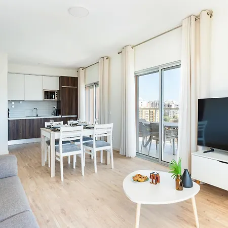 Your Algarve Base -bright 2br With Pool & Terrace Portimão