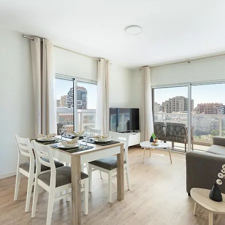 Your Algarve Base -bright 2br With Pool & Terrace Portimão